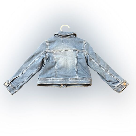 2t light/medium blue denim jacket by children’s place-2 pulls in fabric - Picture 4 of 4